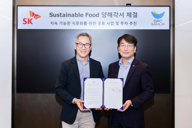 김무환(왼쪽) SK㈜ 그린투자센터장과 김범수 SPC삼립 본부장이 대체식품 사업 협력을 위한 MOU를 체결한 후 인증서를 들어보이고 있다. /사진제공=SK㈜