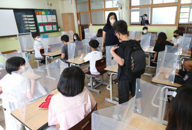 지난달 6일 서울 성북구 번동초등학교에서 학생들이 수업 준비를 하고 있다. /연합뉴스