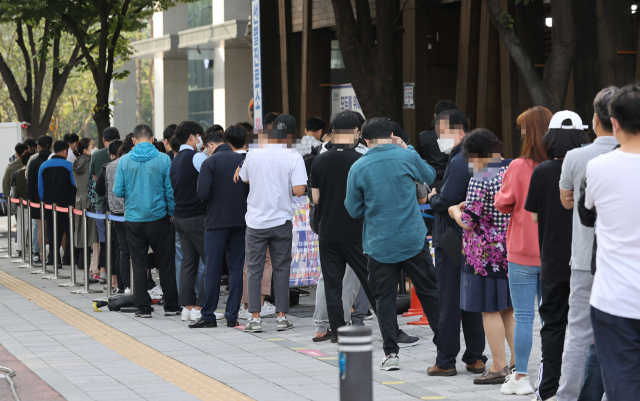 보건소 선별진료소 앞에서 시민들이 코로나19 검사를 받기 위해 대기하고 있다./연합뉴스
