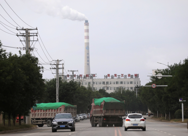 지난달 29일 중국 랴오닝성 선양에 있는 한 석탄화력 발전소의 굴뚝에서 연기가 솟아오르고 있다. 중국 동북 지방에서는 최근 석탄 부족 등으로 민생분야 전기까지 끊어지는 전력난이 발생하고 있다./로이터연합뉴스
