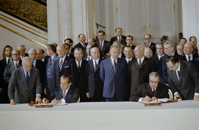 미국 닉슨 대통령과 소련 브레즈네프 서기장이 1972년 5월 26일 모스크바에서 상호간 탄도탄요격미사일(ABM) 보유량 등을 제한하는 내용을 담아 전략무기제한협정을 체결하고 있다. /사진제공=미국 국립공문서관
