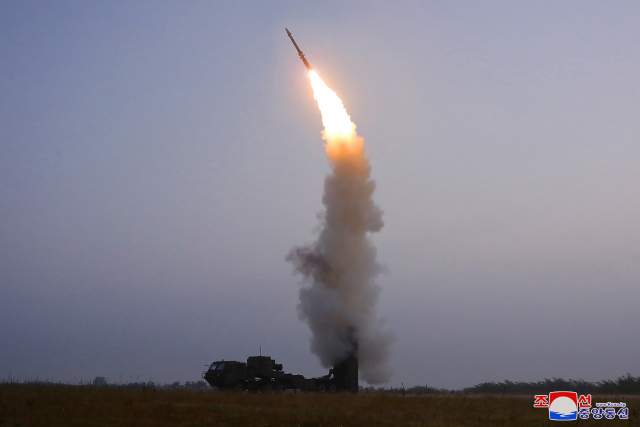 북한신형 반항공미사일이 지난달 9월 30일 시험발사되고 있다. /조선중앙통신·연합뉴스
