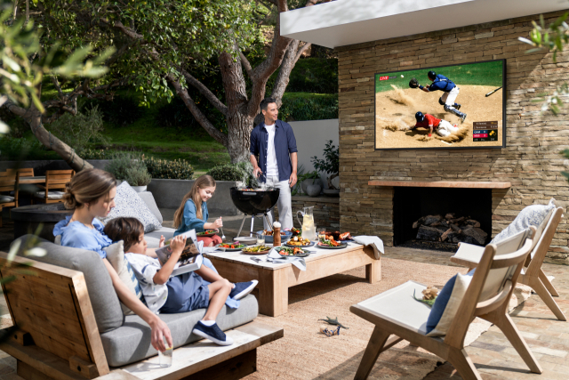 삼성전자 라이프스타일 TV ‘더 테라스’. 야외에서 볼 수 있도록 방수·방진 기능을 갖췄다./사진제공=삼성전자