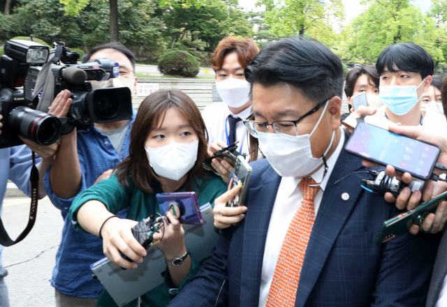 '대장동 개발 사업 특혜 의혹'의 핵심 인물인 유동규 전 성남도시개발공사 기획본부장의 구속영장실질심사가 열린 3일 오후 서울 서초구 서울중앙지방법원에서 유씨의 변호를 맡은 김국일 변호사가 법정을 나오며 취재진의 질문에 답변하고 있다./공동취재단