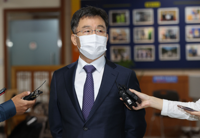 김만배 씨가 지난달 27일 오후 참고인 신분으로 조사를 마치고 서울 용산경찰서를 나서며 취재진 질문에 답하고 있다. /연합뉴스