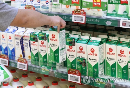 (서울=연합뉴스) 이재희 기자 = 우유 제품 가격이 줄줄이 오르고 있다. 서울우유는 1일부터 우유 제품 가격을 평균 5.4% 인상했다. 남양유업과 매일유업도 평균 4~5% 정도 인상할 계획이라고 밝혔다. 사진은 이날 서울의 한 대형마트에서 우유를 고르는 시민의 모습. 2021.10.1 scape@yna.co.kr