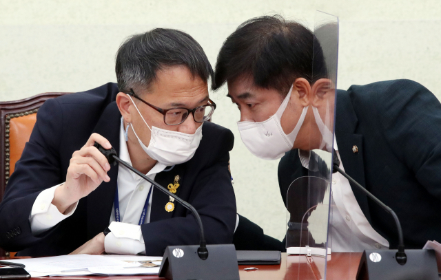박주민(왼쪽) 더불어민주당 의원이 지난달 23일 국회에서 열린 민주당 정책조정회의에서 김병욱 의원과 대화하고 있다. /권욱 기자