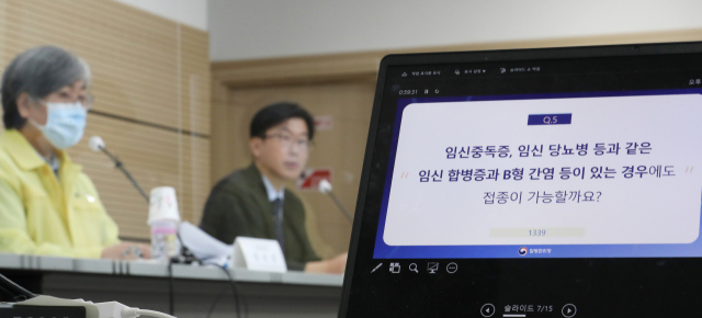 정은경(왼쪽) 질병관리청장과 조금준 고려대학교 구로병원 교수가 4일 오후 충북 청주시 질병관리청에서 열린 임신부접종·추가접종(부스터 샷 booster shot)과 관련한 국민질의 전문가 답변 및 예방접종 기준, 주의사항 등을 설명하는 신종 코로나바이러스 감염증(코로나19) 특집 브리핑에서 국민소통단의 사전질문을 받고 있다./연합뉴스