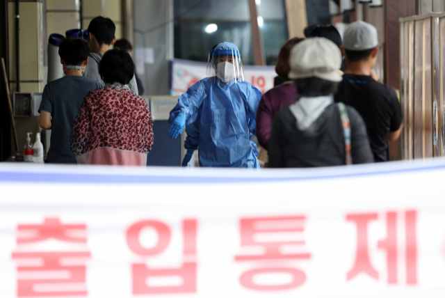 코로나19 선별진료소에서 시민들이 코로나19 검사를 받기 위해 대기하고 있다. /연합뉴스