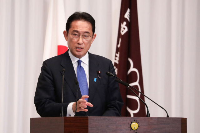 지난달 29일 일본 집권 자민당 총재 선거에서 당선된 기시다 후미오 전 외무상이 도쿄 자민당사에서 기자회견을 하고 있다. /AP연합뉴스