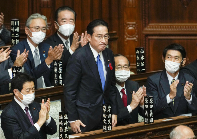 기시다 후미오 일본 자민당 신임 총재가 4일 의회에서 새 총리로 선출된 뒤 동료 의원들의 축하를 받고 있다. 일본 참의원과 중의원은 과반의 찬성으로 기시다를 제100대 총리로 선출했다./EPA연합뉴스