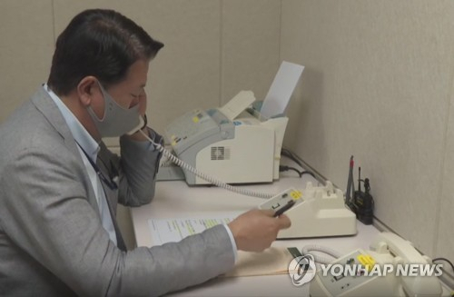 북한이 남북통신연락선을 복원한 4일 남북공동연락사무소에서 관계자가 개시통화를 하고 있다. /자료제공=통일부