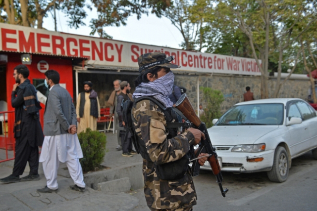 아프가니스탄 카불의 모스크에서 지난 3일 벌어진 폭탄테러 희생자들을 호송한 병원 앞을 총을 든 탈레반이 지키고 있다. /AFP연합뉴스