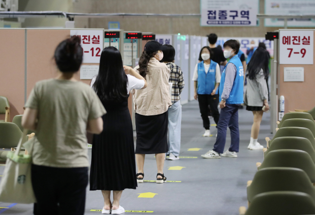 5일 서울 동작구 사당종합체육관에 마련된 예방접종센터에서 시민들이 접종을 기다리고 있다./연합뉴스