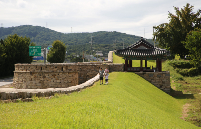 최근 복원을 마친 충남 당진 면천읍성의 남문(원기루)과 옹성. 가족 여행객들이 성곽을 따라 걷고 있다.