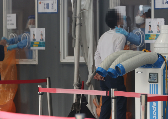 5일 오전 서울역광장에 마련된 신종 코로나바이러스 감염증(코로나19) 임시 선별검사소에서 시민들이 검사를 받고 있다. /연합뉴스