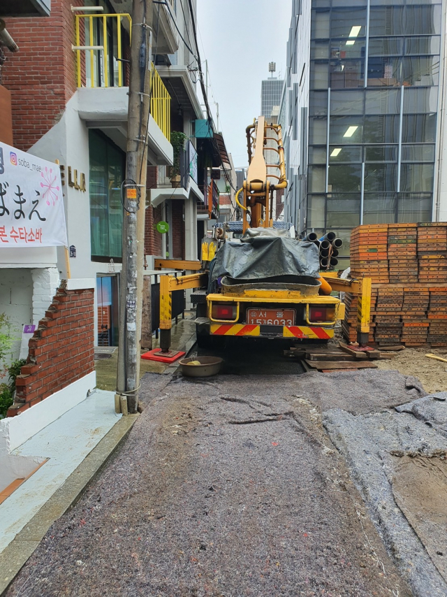 서울 성동구 성수동에서 좁은 골목을 막고 공사를 하는 현장 /독자 제공