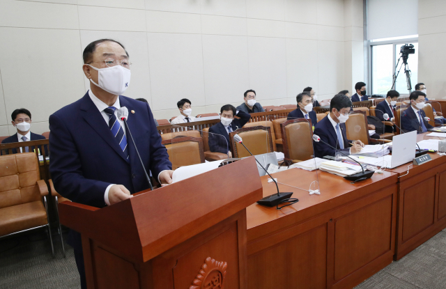 홍남기 경제부총리 겸 기획재정부 장관이 5일 국회 기획재정위원회의 기획재정부 국정감사에서 업무보고를 하고 있다. /연합뉴스