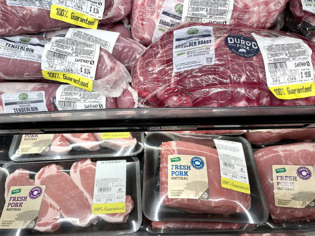 돼지고기 제품이 4일 미국 캘리포니아주 샌프란시스코의 세이프웨이 매장 선반에 진열돼있다. 지난해보다 쇠고기 가격이 12.2%, 돼지고기 가격이 9.8%, 닭고기 가격이 7.2% 오르면서 식료품점의 육류 가격은 지난 1년 동안 급등했다./AFP연합뉴스
