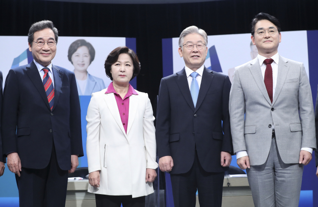 더불어민주당 대선 후보인 이낙연(왼쪽부터) 전 민주당 대표, 추미애 전 법무부 장관, 이낙연 경기도지사, 박용진 의원이 5일 경기 부천시 OBS가 주최한 민주당 대선 후보 토론에 앞서 기념촬영을 하고 있다. / 권욱 기자