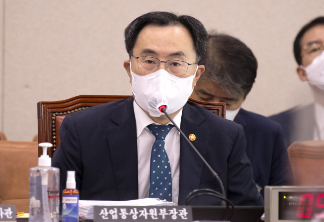 문승욱 산업통상자원부 장관이 5일 국회 산업통상자원중소벤처기업위원회의 산업통상자원부 국정감사에서 답변하고 있다. /연합뉴스