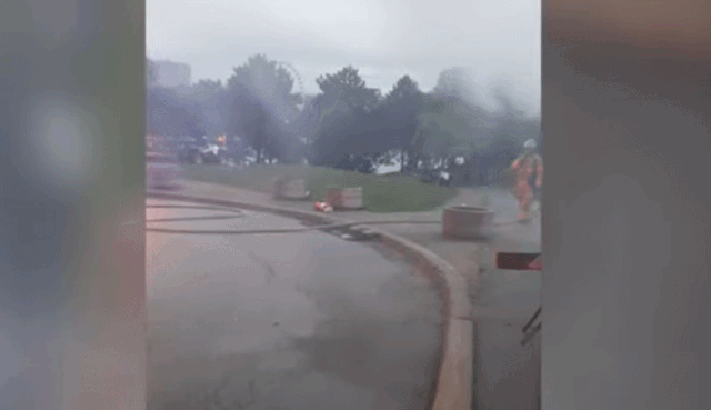 지난 2일(현지시각) 캐나다 몬트리올의 한 공원에서 소방대원들이 추락한 경비행기로부터 발생한 화재를 진압하고 있다. /The 4K Guy - Fire & Police 유튜브 캡처