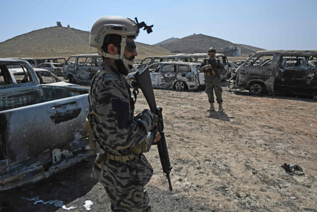 미 CIA 활동기지 접수한 아프간 탈레반 병사들./AFP연합뉴스