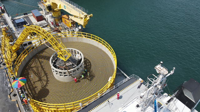 LS전선 직원들이 강원도 동해항에서 해저케이블을 선적하고 있다./사진제공=LS전선