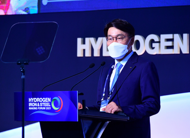 최정우 포스코그룹 회장이 서울 삼성동 그랜드 인터콘티넨탈 파르나스에서 열린 수소환원제철 국제포럼(HyIS: Hydrogen Iron & Steel making Forum 2021) 개막식에서 개회사를 하고 있다./사진 제공=포스코그룹