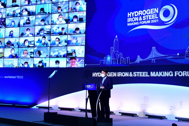 최정우 포스코그룹 회장이 서울 삼성동 그랜드 인터콘티넨탈 파르나스에서 열린 수소환원제철 국제포럼(HyIS: Hydrogen Iron & Steel making Forum 2021) 개막식에서 개회사를 하고 있다./사진 제공=포스코그룹