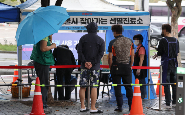 6일 오전 집단감염이 발생한 서울 마포구 마포농수산물시장 앞에 설치된 찾아가는 선별검사소에서 상인 및 시장 종사자 등이이 선별검사를 받기 위해 대기하고 있다./연합뉴스