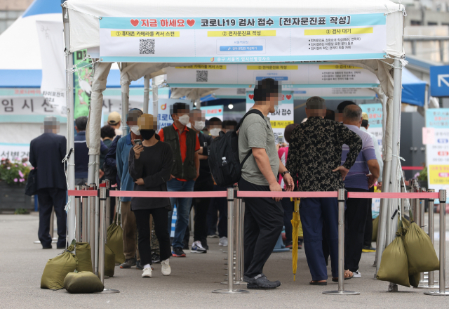 지난 5일 오전 서울역광장에 마련된 신종 코로나바이러스 감염증(코로나19) 임시 선별검사소에서 시민들이 검사를 받기 기다리고 있다./연합뉴스