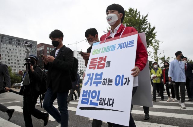 국민의힘 이준석 대표가 6일 서울 여의도 국회에서 '이재명 대장동 게이트 특검 촉구' 기자회견을 마친 뒤 특검 도입을 촉구하는 도보투쟁을 하고 있다./권욱 기자 2021.10.06