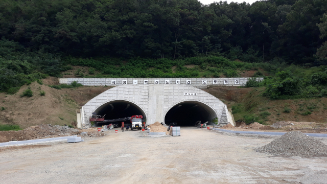 김천시청과 삼애원을 연결하는 터널이 마무리 공사를 하고 있다.