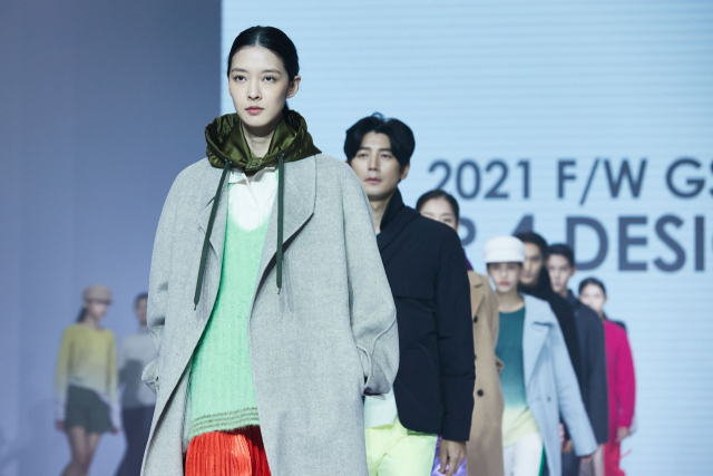 GS샵이 개최한 FW시즌 온라인 패션쇼에서 모델들이 신상품을 입고 워킹을 하고 있다. /사진제공=GS리테일