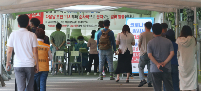 울산시 중구 종합운동장 주차장에 마련된 코로나19 임시검사소에서 시민들이 검사를 받기 위해 대기하고 있다. /연합뉴스