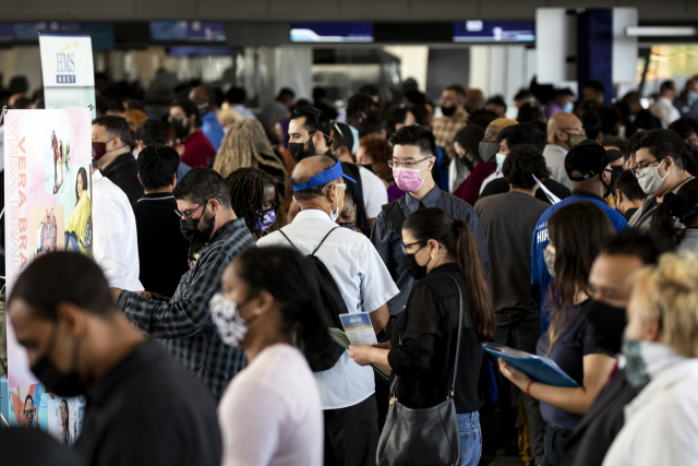 미국 LA공항 '채용 박람회'에 몰려든 구직 인파들의 모습/ EPA 연합뉴스