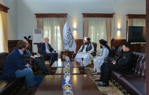 지난 5일 아프간 수도 카불에서 영국 외교 사절과 만나고 있는 탈레반 지도부. /탈레반 SNS 홍보 계정 캡처