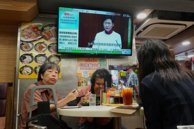 6일 홍콩의 한 음식점에서 캐리 람 행정장관의 시정연설을 시청하고 있다. /AP연합뉴스