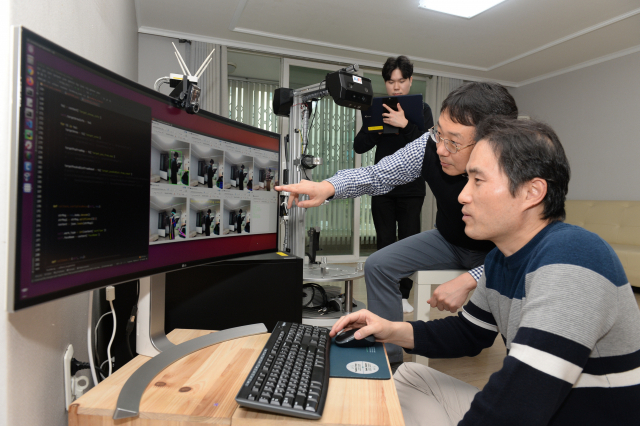 ETRI 연구진이 대전 소재 아파트에서 고령층이 거주하는 곳과 유사하게 만든 리빙랩에서 휴먼케어 로봇 관련 연구를 진행하고 있다. 사진제공=ETRI