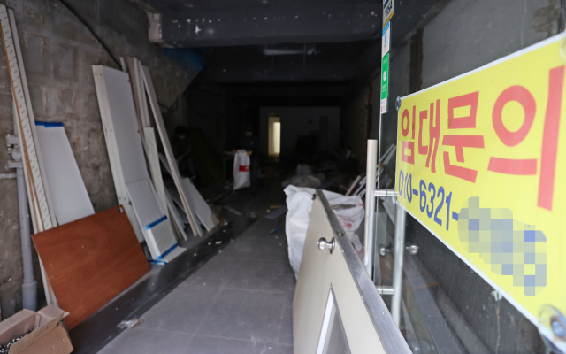 지난달 15일 서울 명동의 한 매장에서 관계자들이 내부 철거 작업을 하고 있다. /연합뉴스