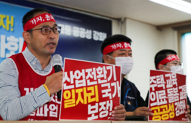 윤택근 민주노총 위원장 직무대행이 7일 오전 서울 중구 민주노총에서 열린 민주노총 총파업 선포 기자회견에서 발언하고 있다. / 연합뉴스