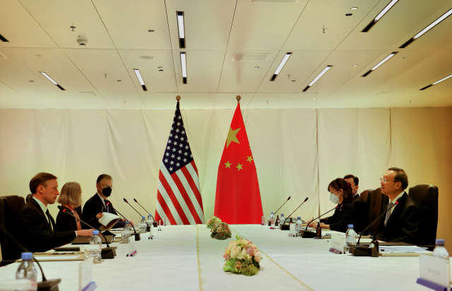 양제츠(오른쪽) 중국 외교담당 정치국원이 6일 스위스 취리히에서 제이크 설리번 미국 백악관 국가안보보좌관과 회담하고 있다. /신화연합뉴스