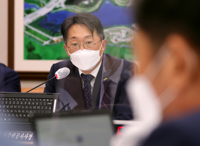 김현준 한국토지공사(LH) 사장이 7일 서울 여의도 국회에서 열린 국토교통위원회의 국정감사에서 김현준 LH 사장이 답변하고 있다. /국회사진기자단