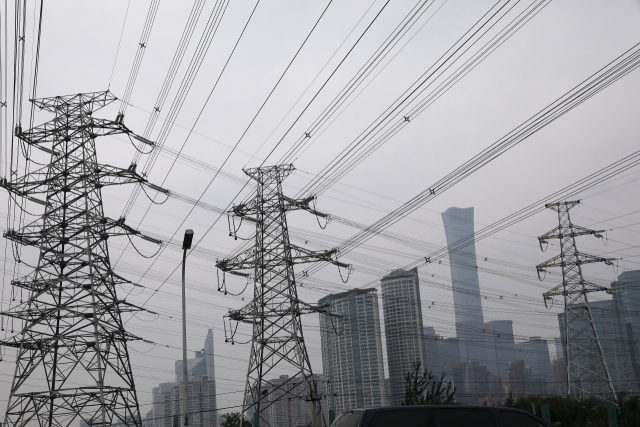 28일 중국 베이징 중심업무지구(CBD) 인근의 송전탑들. 중국에서는 석탄 공급난과 당국의 강력한 탄소 배출 억제 정책 때문에 최근 전력난이 심각해졌다. /연합뉴스