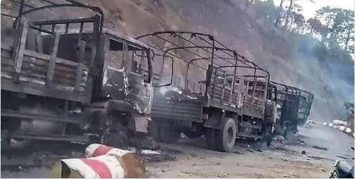 지난 5월 친주 민닷에서 시민군의 공격으로 불에 탄 미얀마군 차량들의 모습. /SNS 캡처