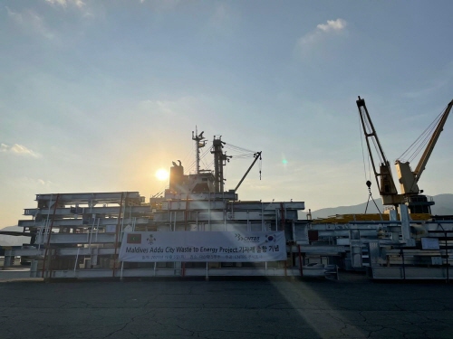 사진설명: ‘에너지 회수형 폐기물 소각설비’ 기자재가 실린 선박이 마산항5부두에서 몰디브로 출항을 준비하고 있다.