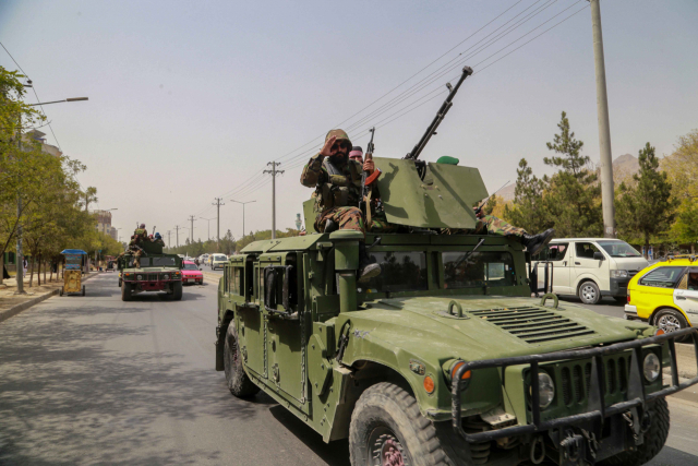 탈레반, IS에 공세 강화…은신처 급습 '대원 4명 체포'