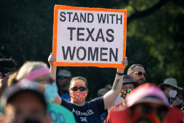 지난 2일 미국 텍사스 오스틴의 텍사스 주 의사당에서 인권단체 등이 낙태반대 및 유권자 탄압법에 반대하며 시위하고 있다./AFP연합뉴스