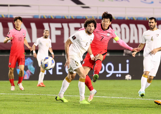 손흥민(7번)이 7일 월드컵 최종 예선 시리아전에서 슈팅을 하고 있다. /연합뉴스